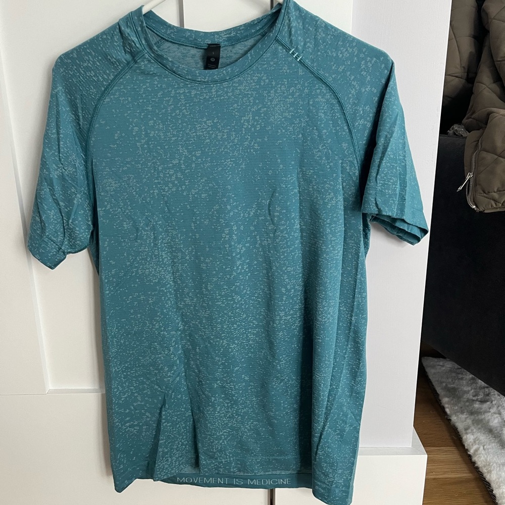 Men’s Lulu lemon Tee Shirt Size small!
